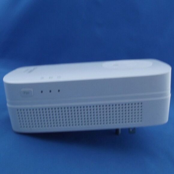 USED TP-LINK Model TL-PA8010P AV1200 Gigabit Passthrough Powerline Adapter - Picture 3 of 4